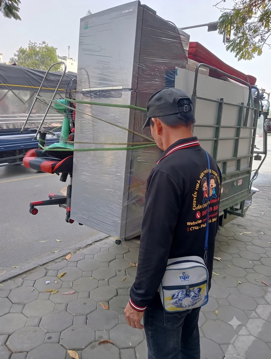 Nhân công Minh Đức bốc xếp hàng nặng an toàn