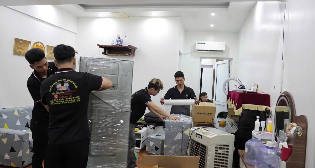 Tháo dỡ nội thất và thu gom vật tư hoàn trả mặt bằng