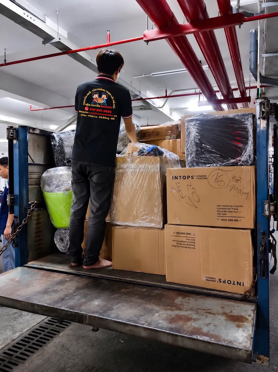 Nhân công bốc xếp đồ đạc lên xe tải chuyển nhà tại Hà Nội